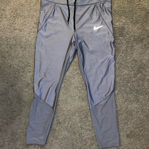 Gray Nike workout leggings with pockets
